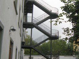 Aussentreppe gewendelt-003